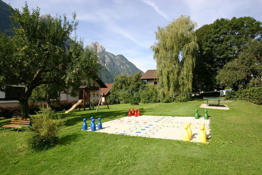 Spiele- Und Buchhotel Tschitscher Nikolsdorf Exterior foto