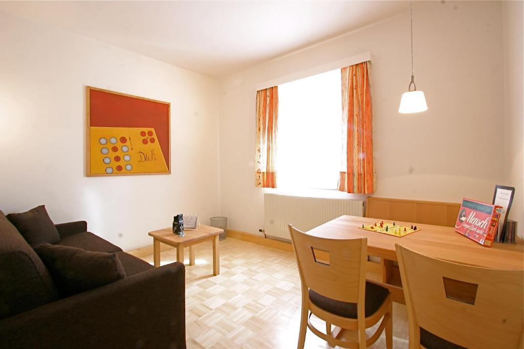 Spiele- Und Buchhotel Tschitscher Nikolsdorf Quarto foto