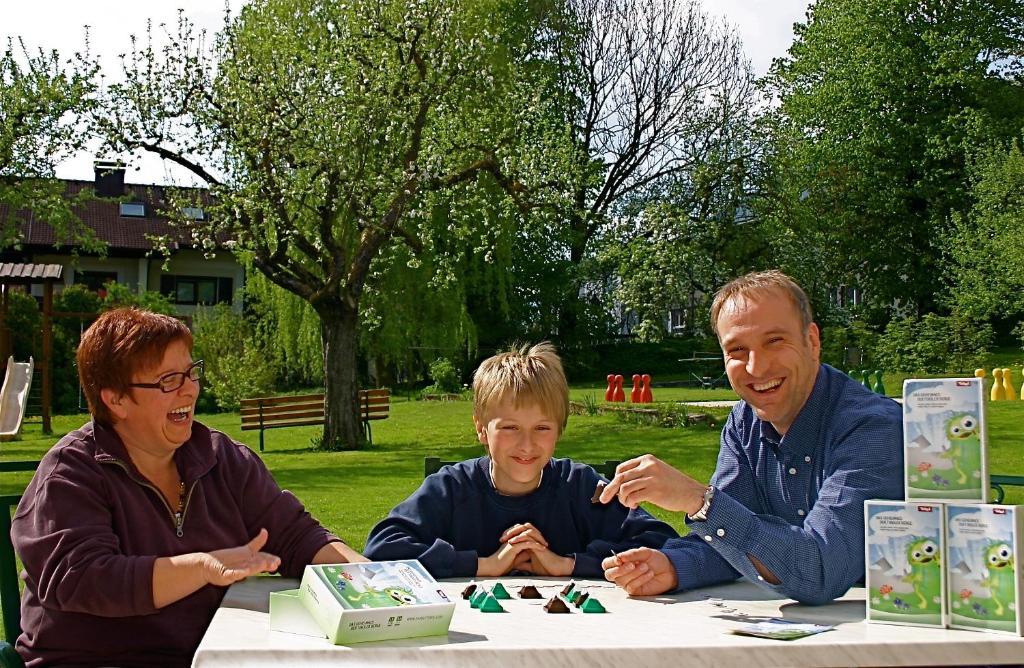 Spiele- Und Buchhotel Tschitscher Nikolsdorf Exterior foto